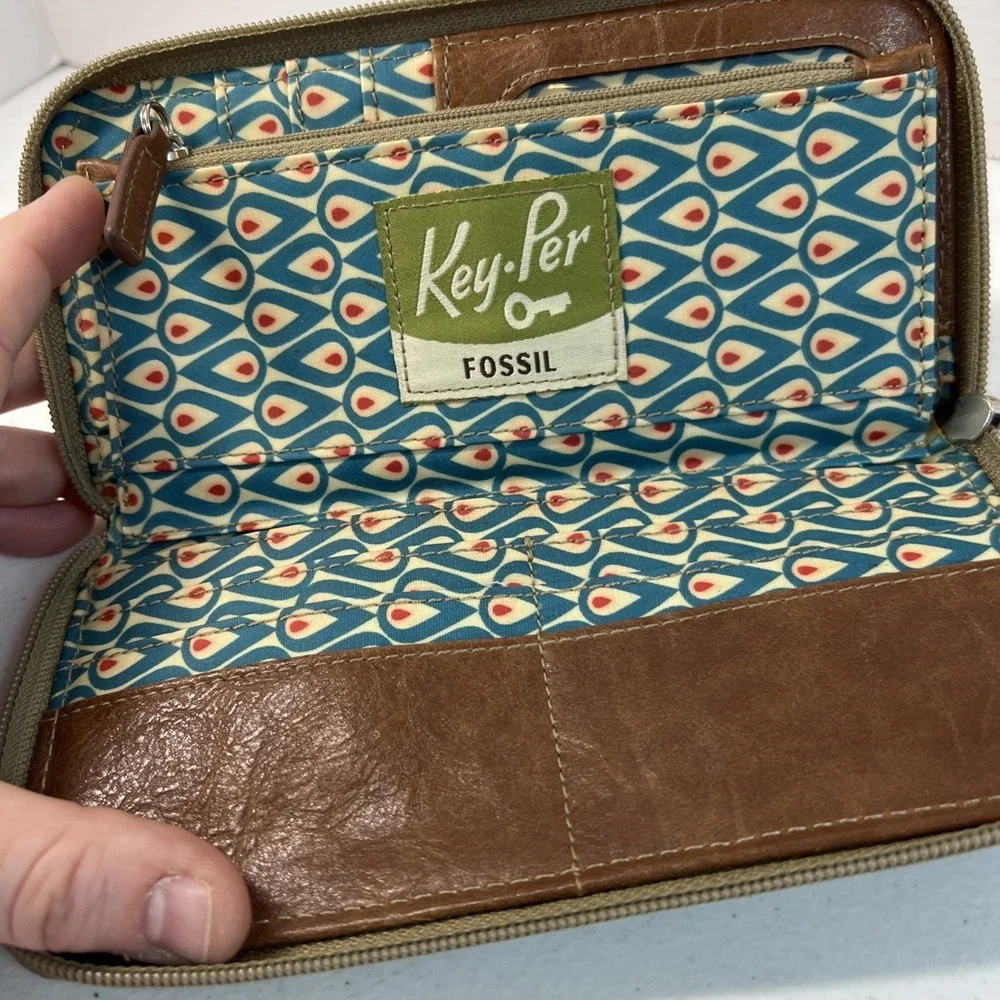Vintage Fossil Key-Per Zip Around Card Wallet Coated Canvas City